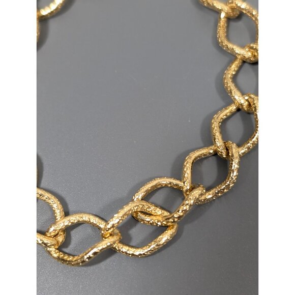 Vintage Gold Tone Textured Oval Curb Chain Link Bracelet Classic 7 inch - Picture 2 of 6